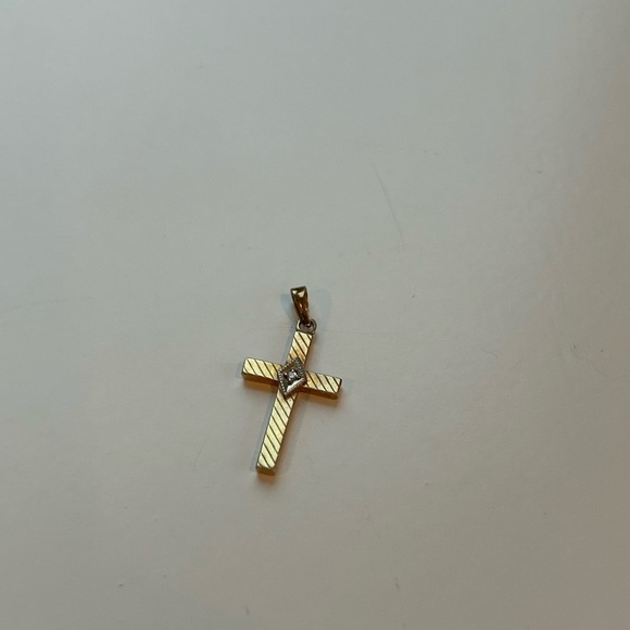 14k yellow gold cross with diamond in center with etched detail - Picture 2 of 4